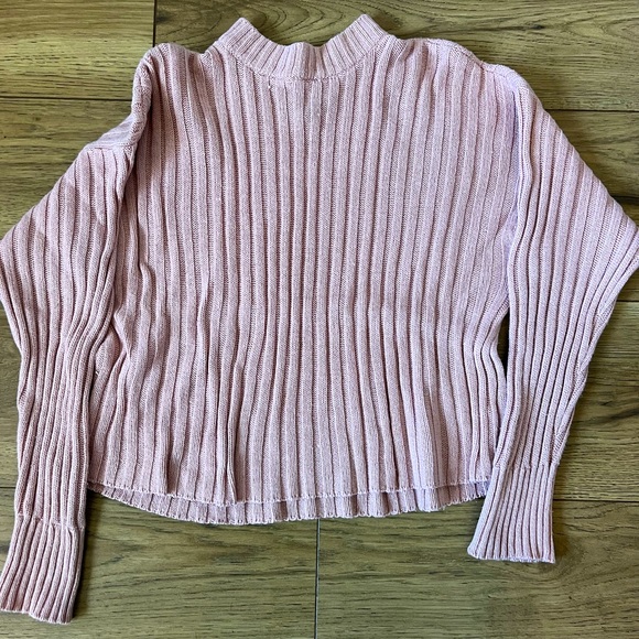 Cute slightly cropped pink sweater from American Eagle - Picture 2 of 2